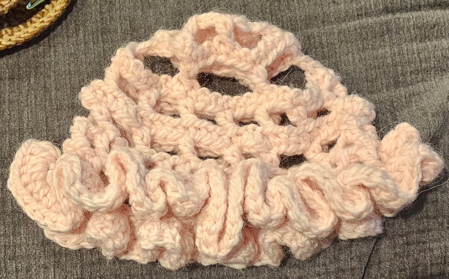 gappy ruffle hat